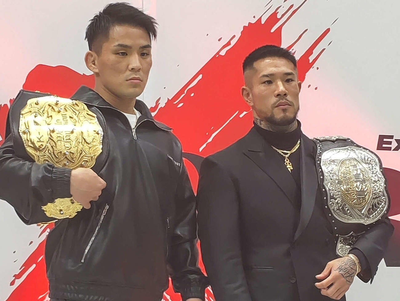 団体対抗戦での対戦が決まったK－1与座優貴（左）とRISE中村寛