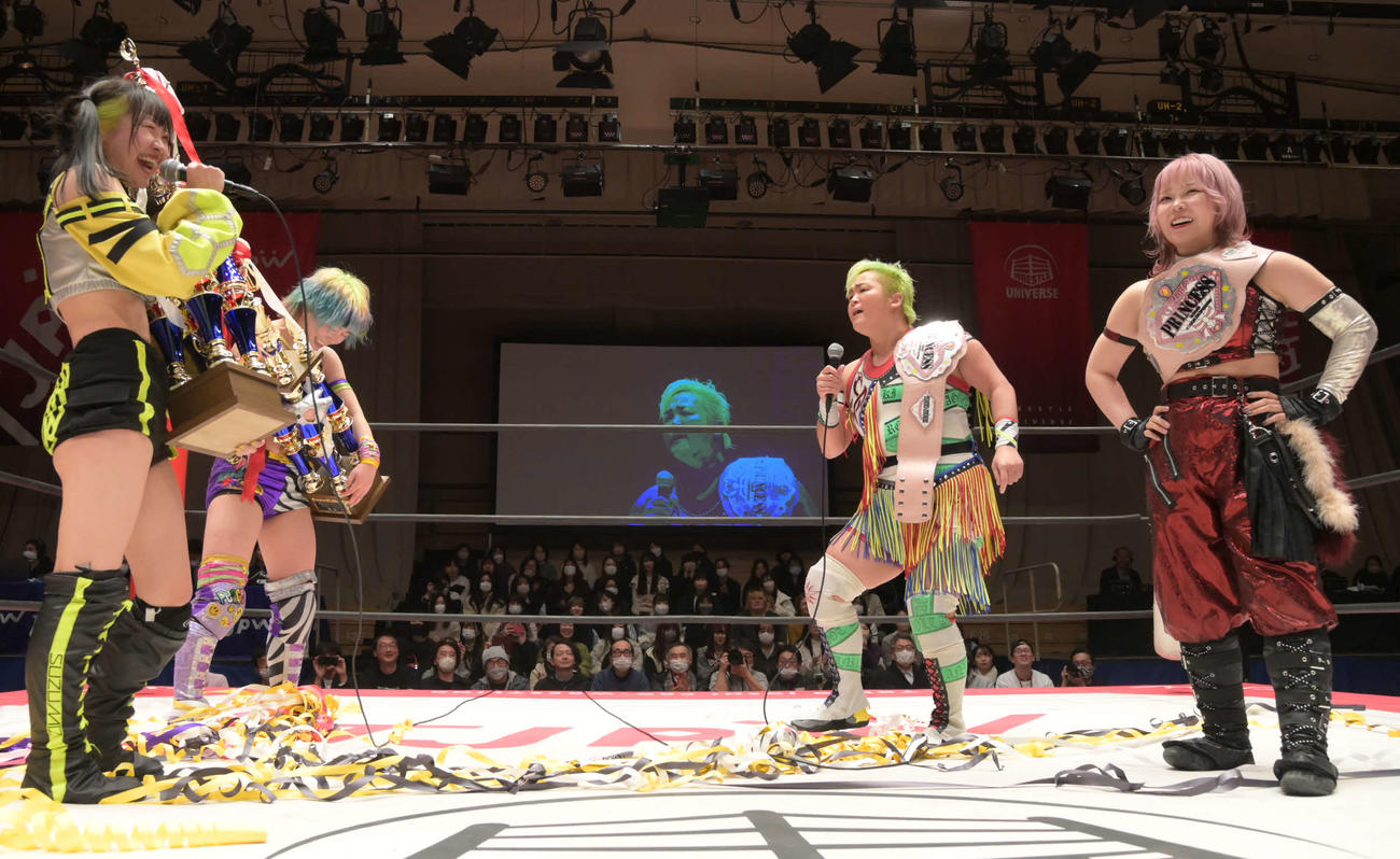 東京女子プロレス　タッグトーナメントを制し、水波綾（右から2人目）と愛野ユキ（右）に挑戦表明した鈴芽（左）、遠藤有栖組（東京女子プロレス提供）