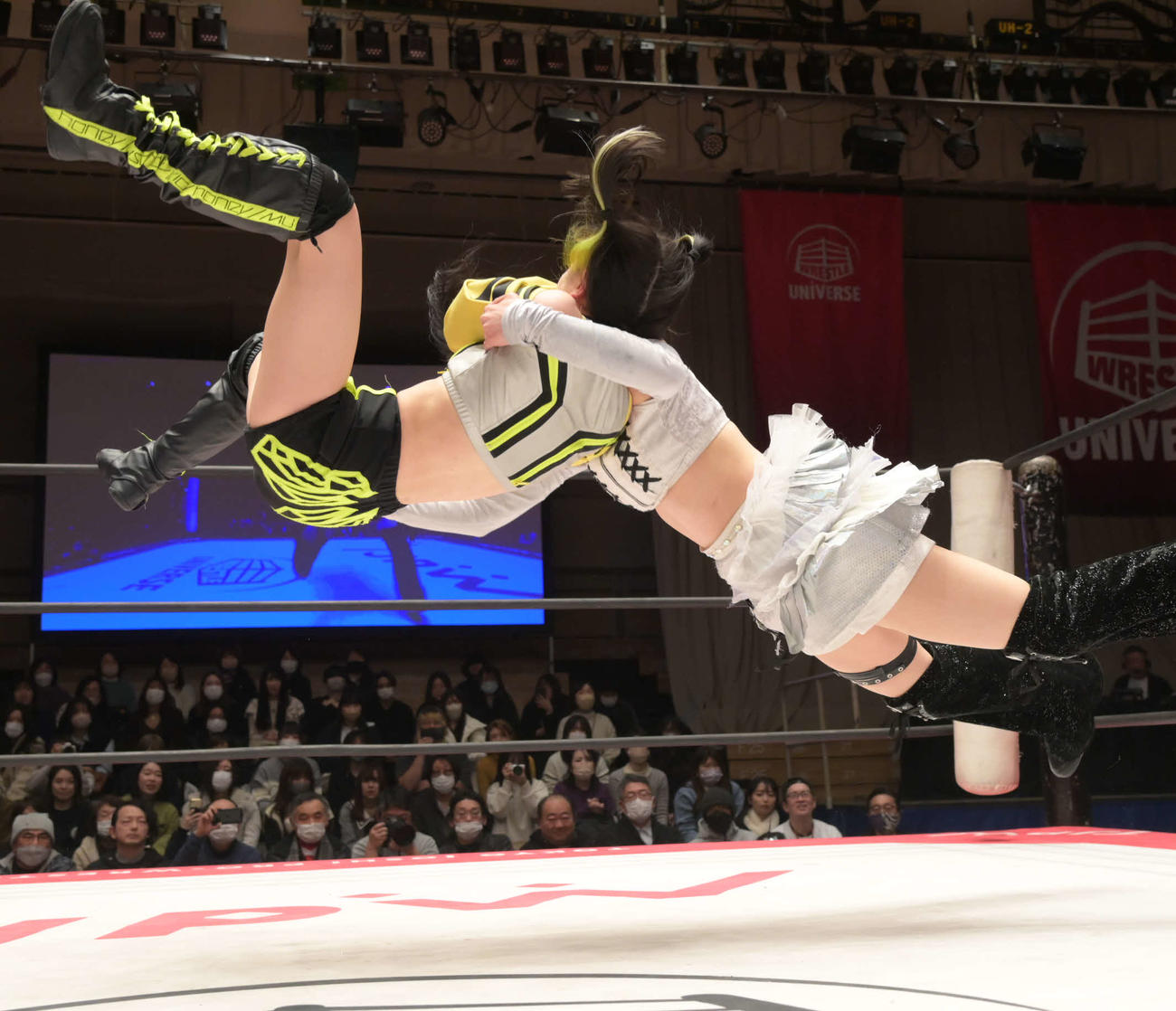 東京女子プロレス　辰巳リカにリング・ア・ベルを決める鈴芽（左）（東京女子プロレス提供）