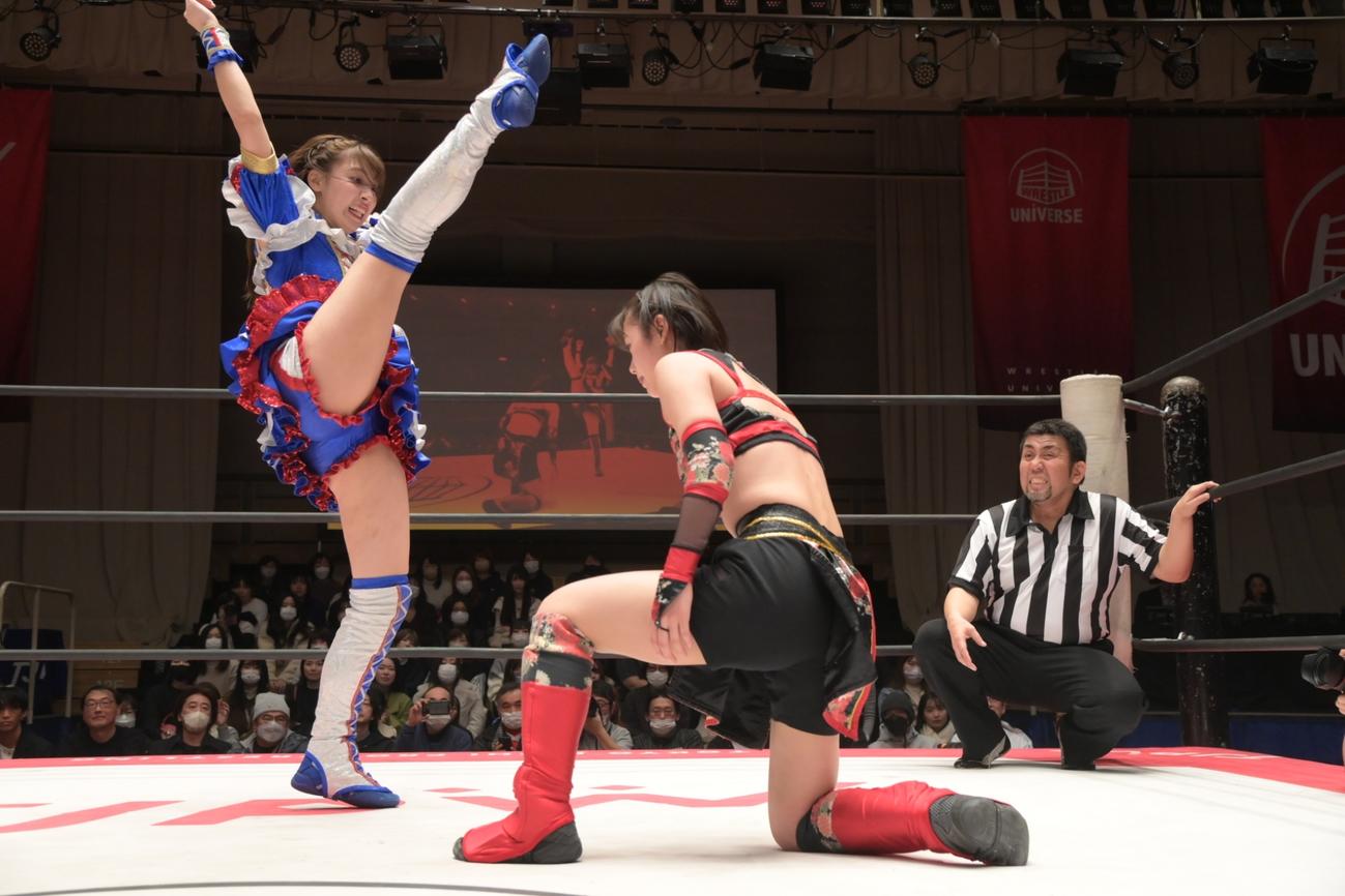 東京女子プロレス　長野じゅりあにFinally（かかと落とし）を決める荒井優希（東京女子プロレス提供）