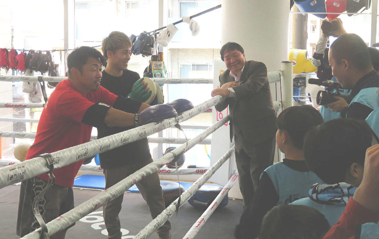 大橋秀行会長（左から3番目）、八重樫東トレーナー（左端）らと一緒に子供達と触れ合う井上尚弥（同2番目）