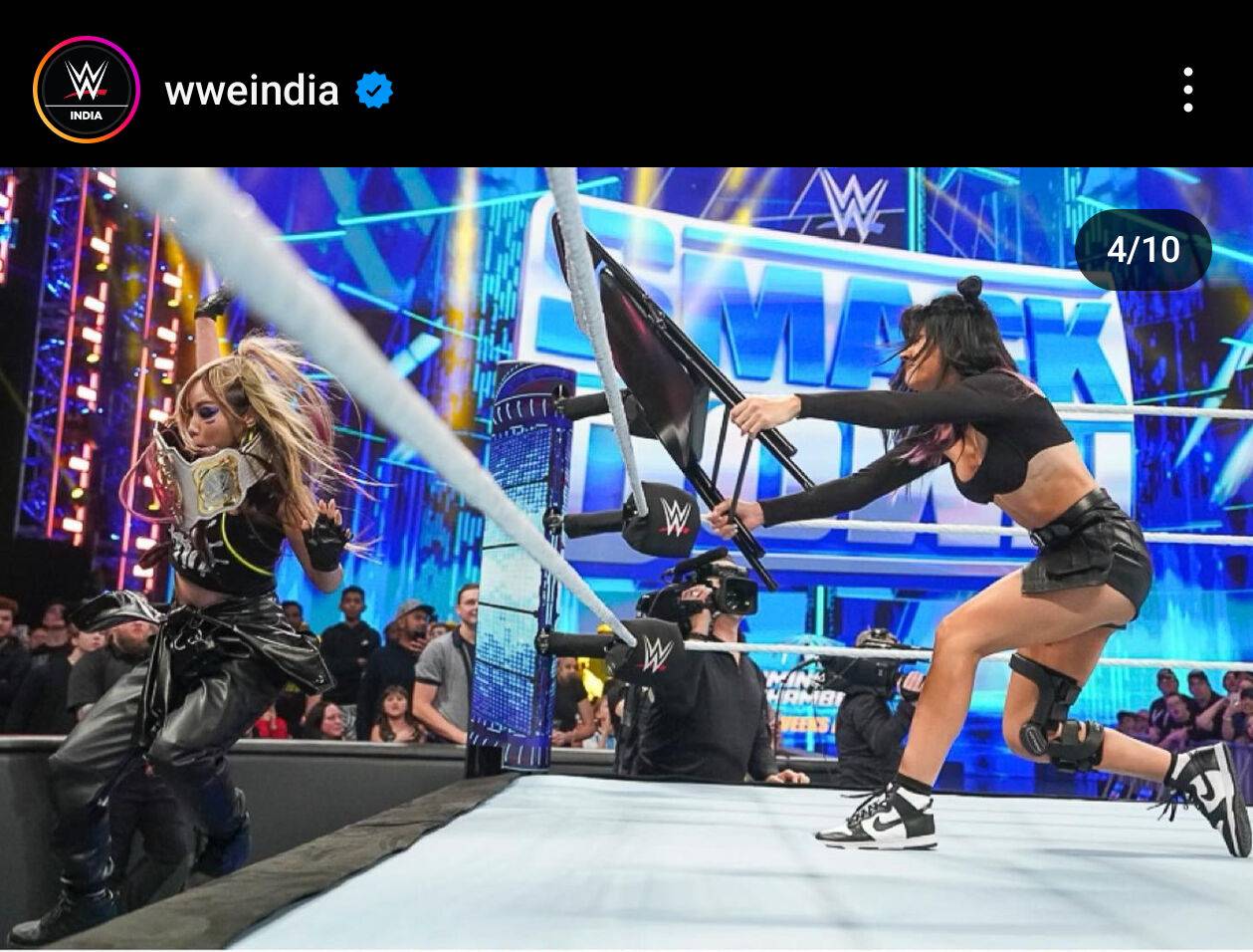 ダコタ・カイ（右）のパイプいす攻撃でリング外に落とされるカイリ・セイン（WWEインド公式インスタグラムから）