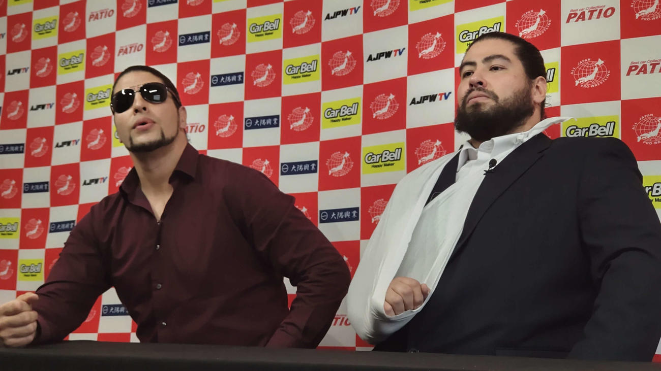斉藤ブラザーズ弟レイ（右）が右肩脱臼のため当面欠場となり、兄のジュンが代わりに3冠王座戦への挑戦を表明した