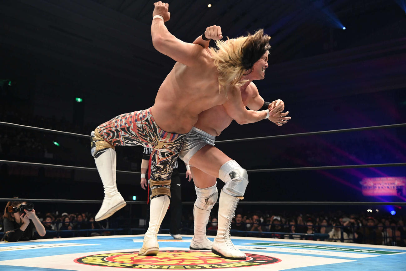 棚橋にレインメーカーをヒットさせるオカダ（写真提供・新日本プロレス）