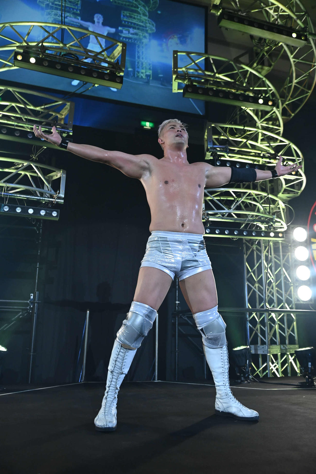 両手を広げて大阪のファンにアピールするオカダ（写真提供・新日本プロレス）