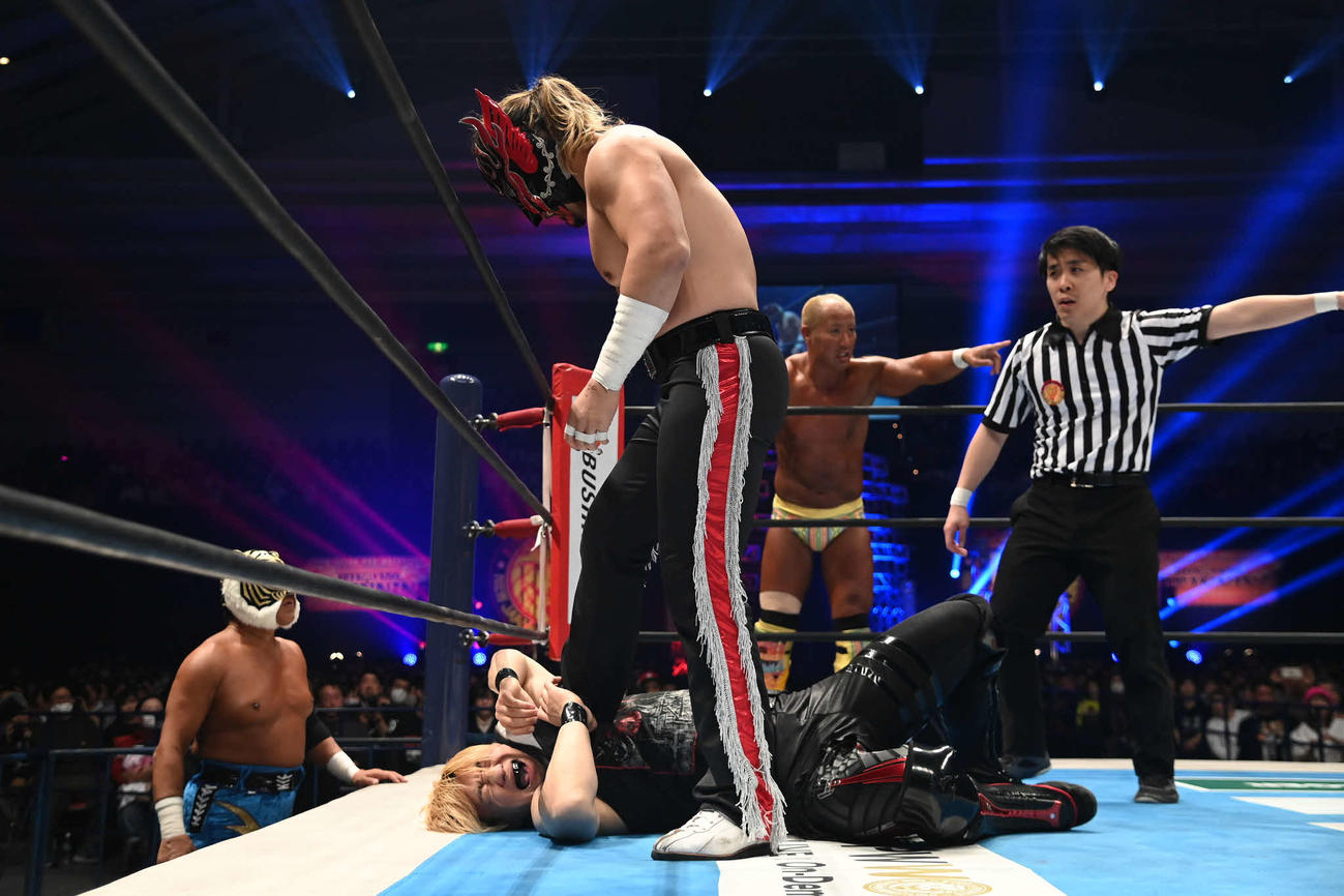 SHOを痛めつけるデスペラード（写真提供・新日本プロレス）