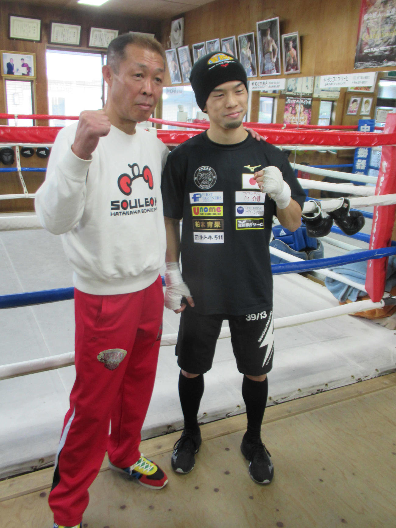 4階級制覇へ意気込む田中（右）と畑中会長（撮影・実藤健一）