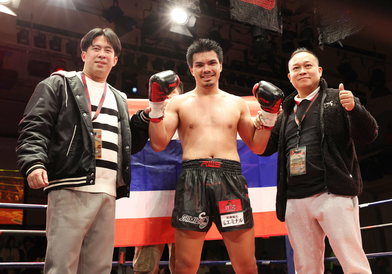 MIKE JOEに勝利し、記念撮影するペッチマイ（中央）（撮影・宮地輝）