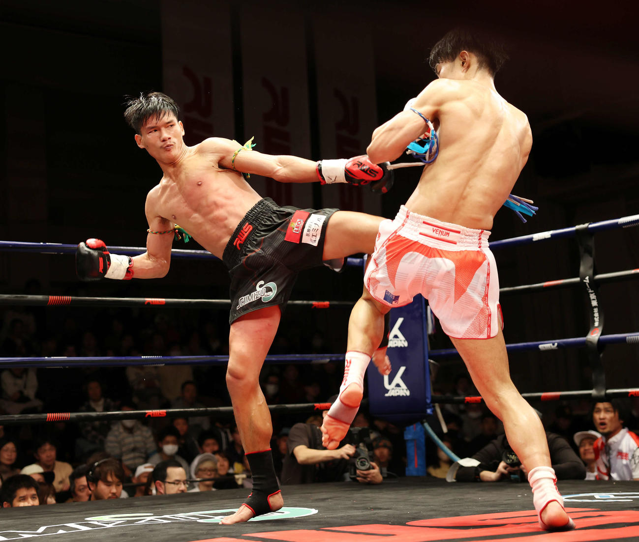 2回、重森（右）に蹴りを入れるサミンデット（撮影・宮地輝）