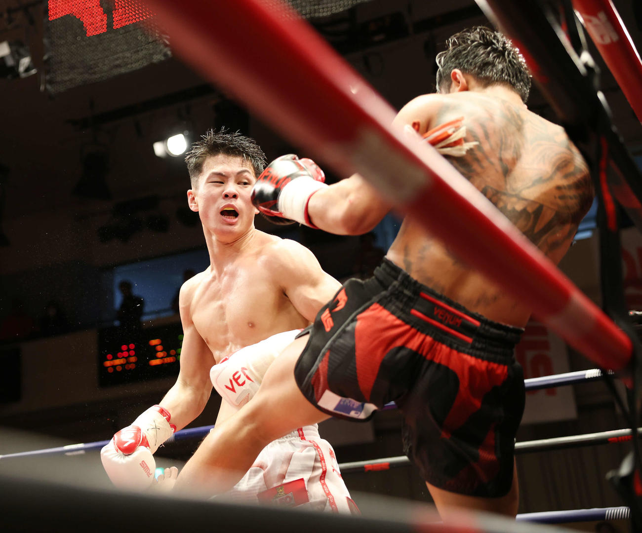 3回、ラムナムムーンレック（右）を攻める松井（撮影・宮地輝）