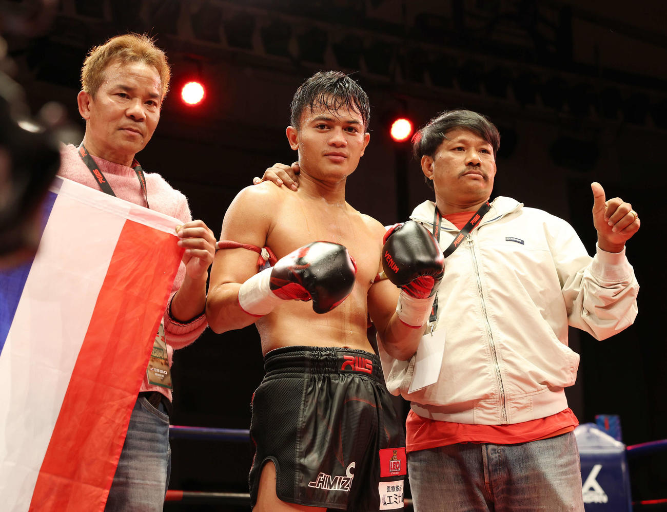 松井に勝利し、記念撮影するラムナムムーンレック（中央）（撮影・宮地輝）