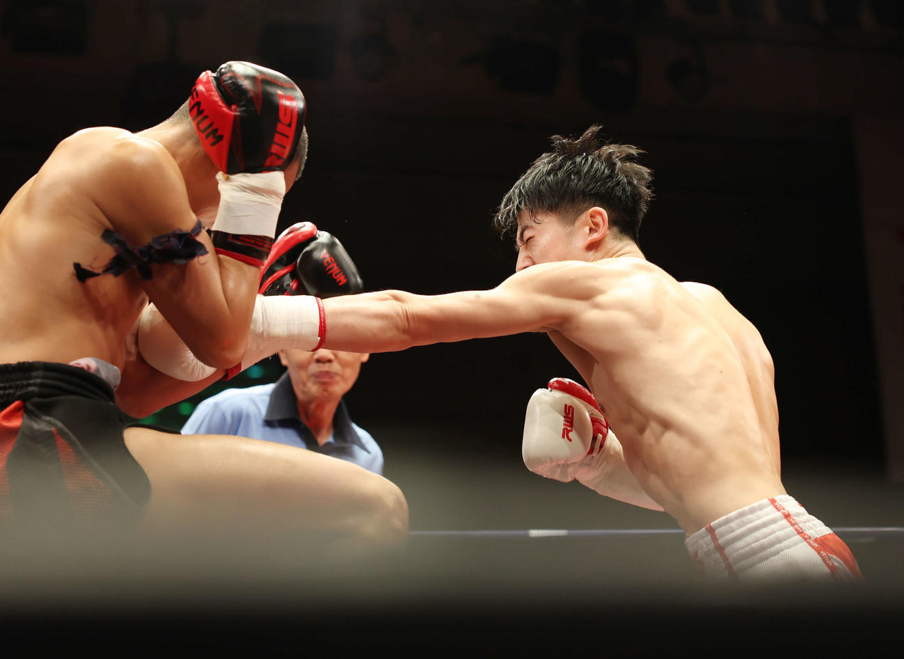 1回、プレーオプラーオ（左）にパンチを浴びせる吉成（撮影・宮地輝）