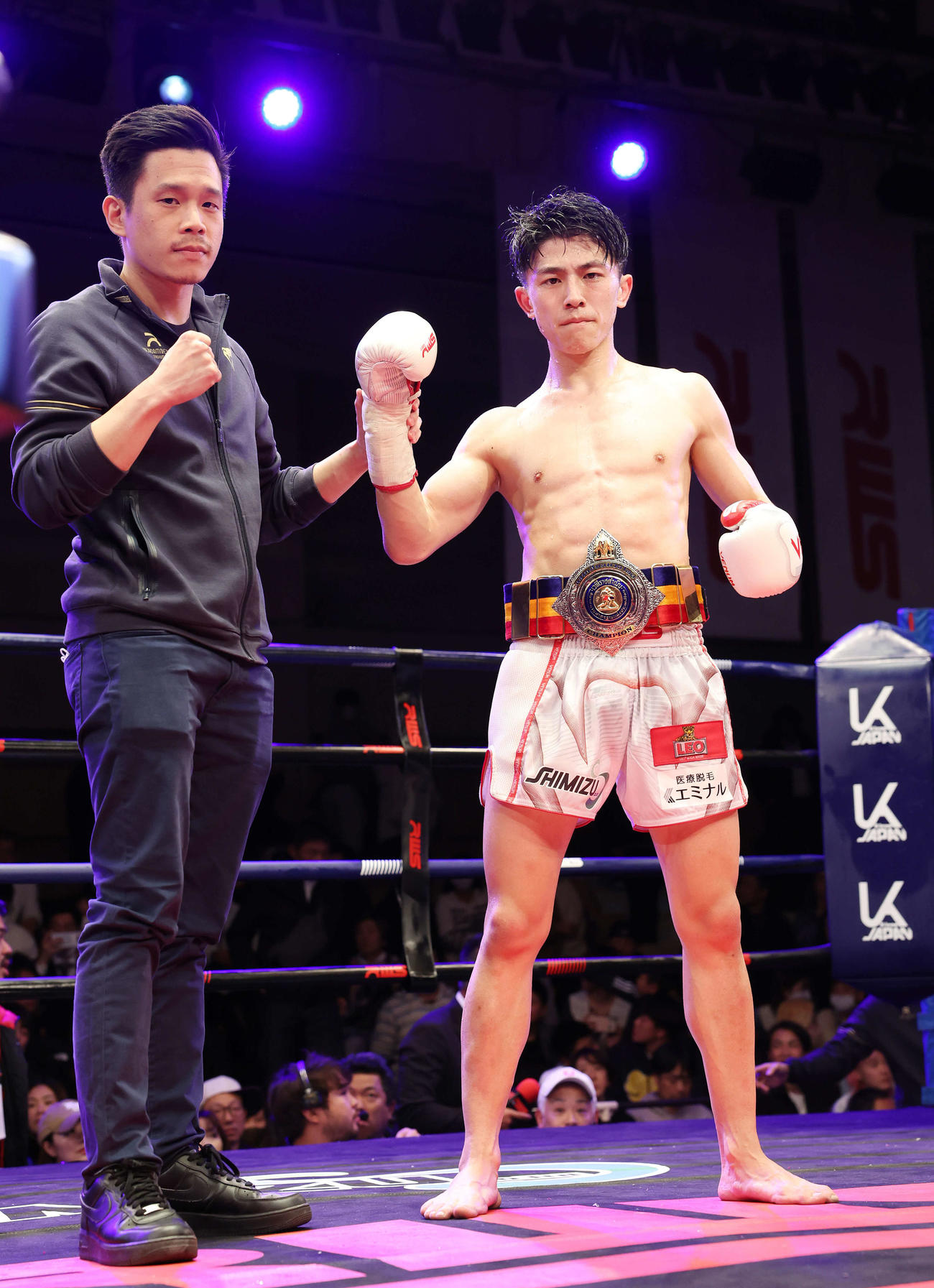 プレーオプラーオを破り、スーパーフライ級王者となつた吉成（右）（撮影・宮地輝）