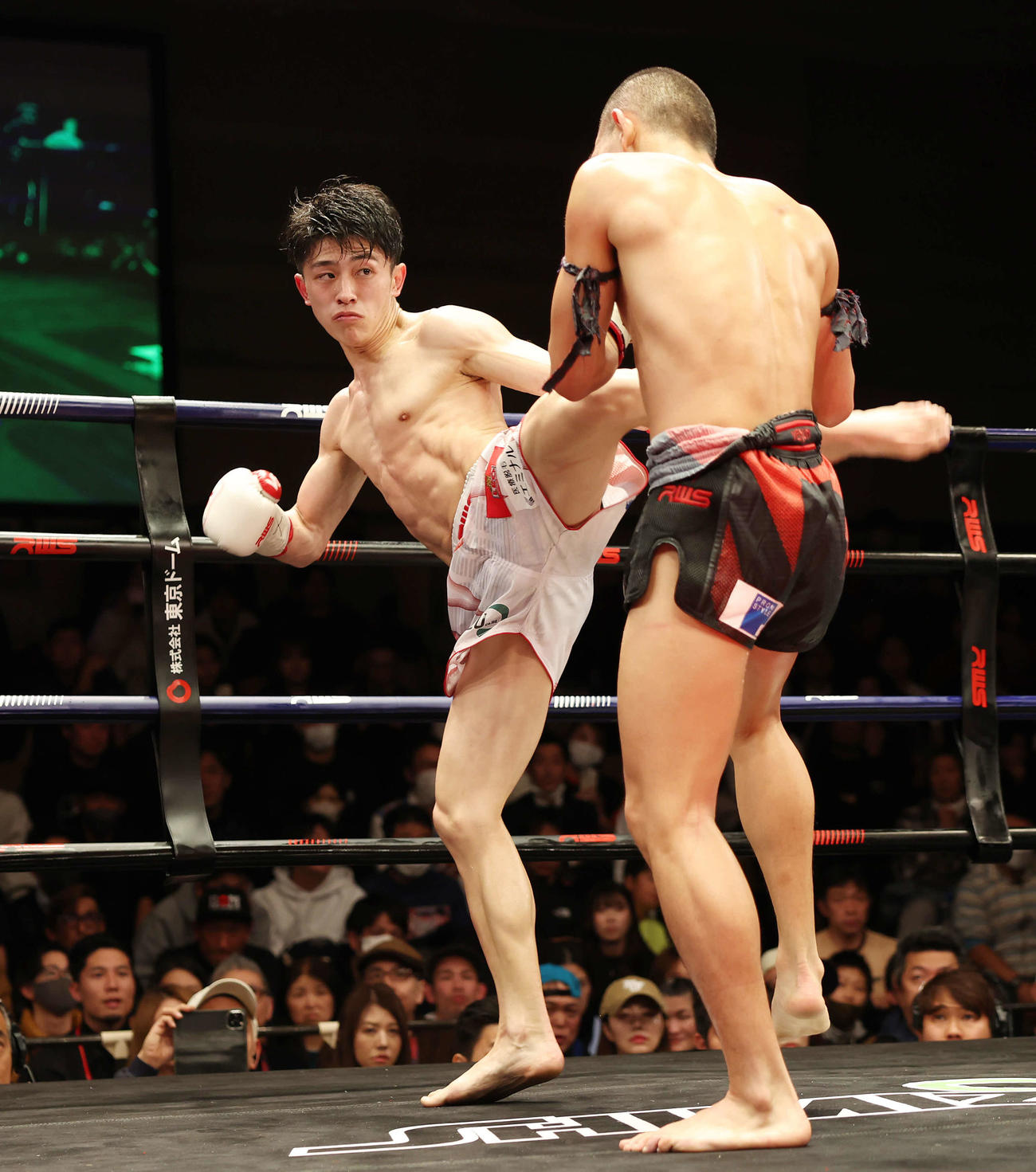 4回、プレーオプラーオ（右）に蹴りを入れる吉成（撮影・宮地輝）
