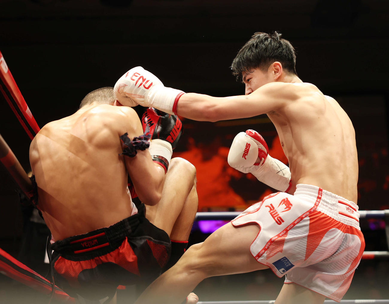 1回、プレーオプラーオ（左）に蹴りを入れる吉成（撮影・宮地輝）