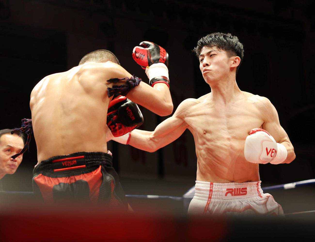 1回、プレーオプラーオ（左）にパンチを浴びせる吉成（撮影・宮地輝）