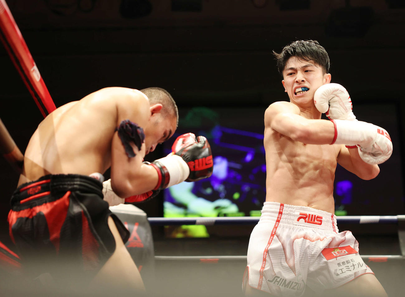 1回、プレーオプラーオ（左）にパンチを浴びせる吉成（撮影・宮地輝）
