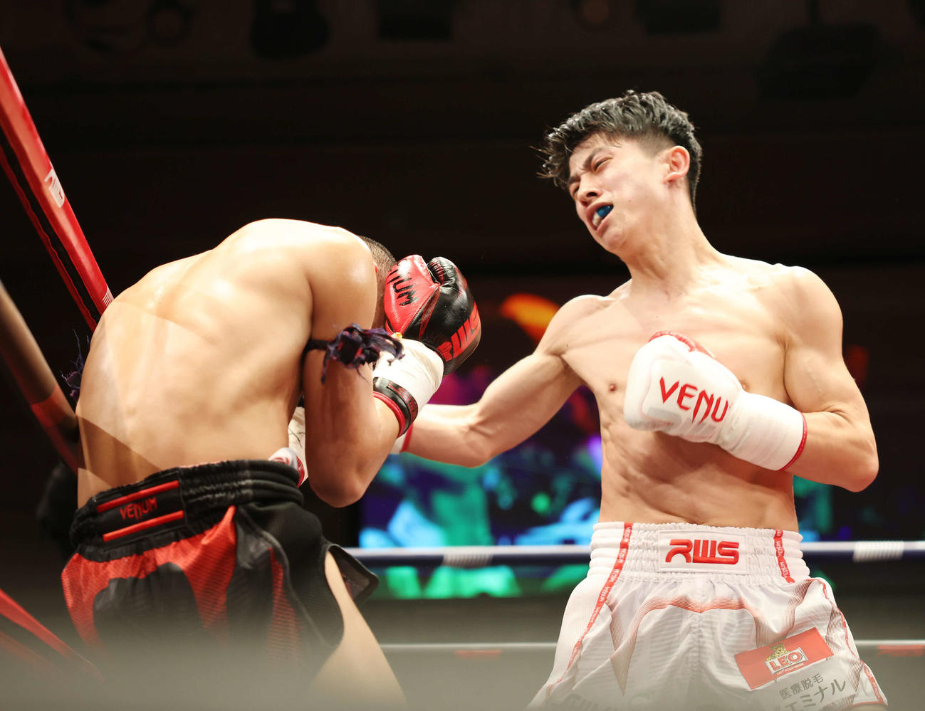 1回、プレーオプラーオ（左）にパンチを浴びせる吉成（撮影・宮地輝）