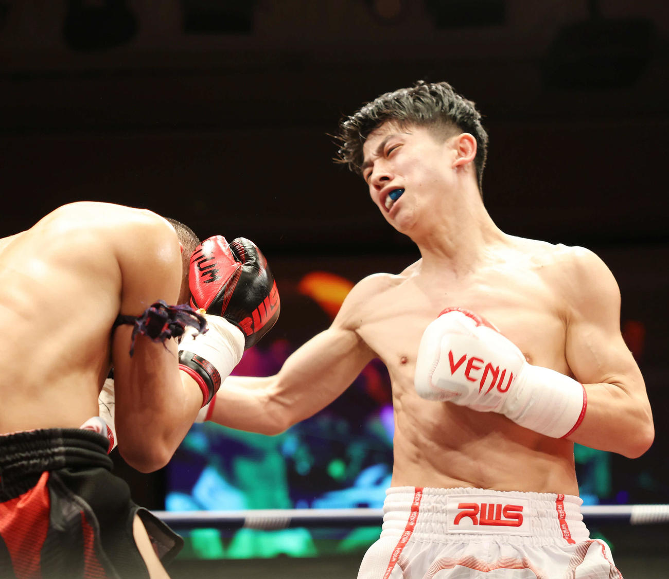 1回、プレーオプラーオ（左）にパンチを浴びせる吉成（撮影・宮地輝）