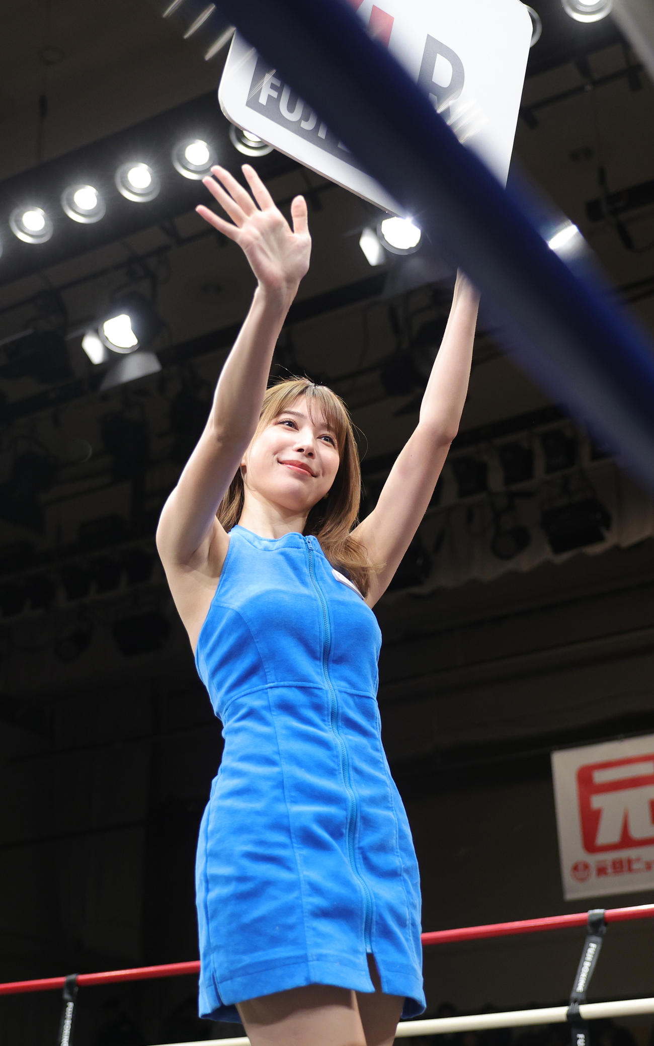 ラウンドガールを務める雪平莉左（撮影・野上伸悟）