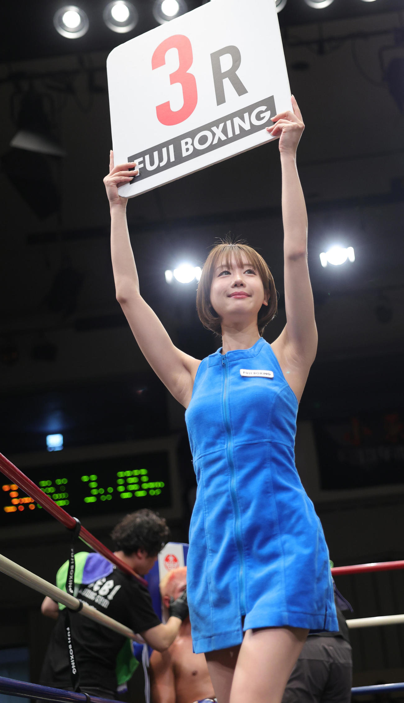 ラウンドガールを務める新唯（撮影・野上伸悟）