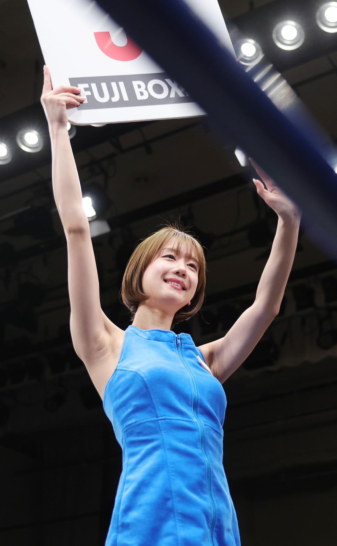 ラウンドガールを務める新唯（撮影・野上伸悟）