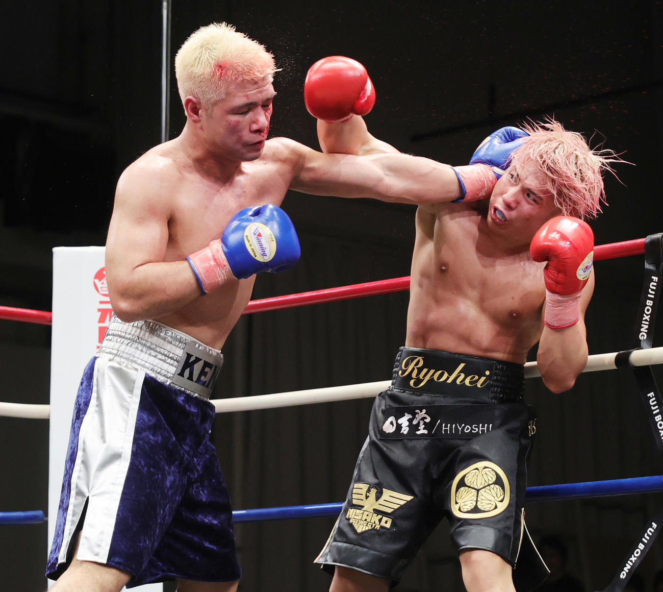 3回、吉野健二（左）と打ちあう伊吹遼平（撮影・野上伸悟）