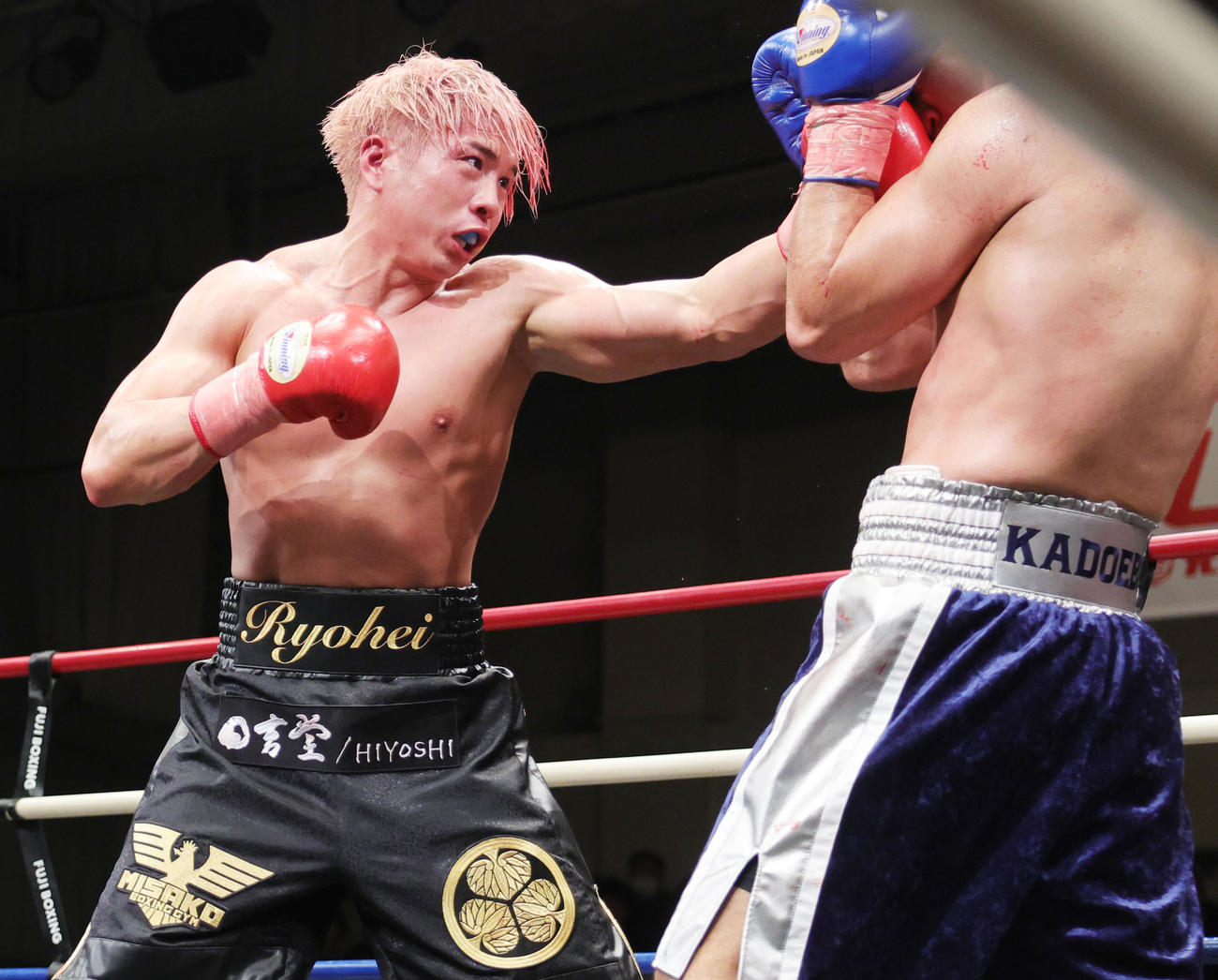 4回、吉野健二（右）と打ちあう伊吹遼平（撮影・野上伸悟）