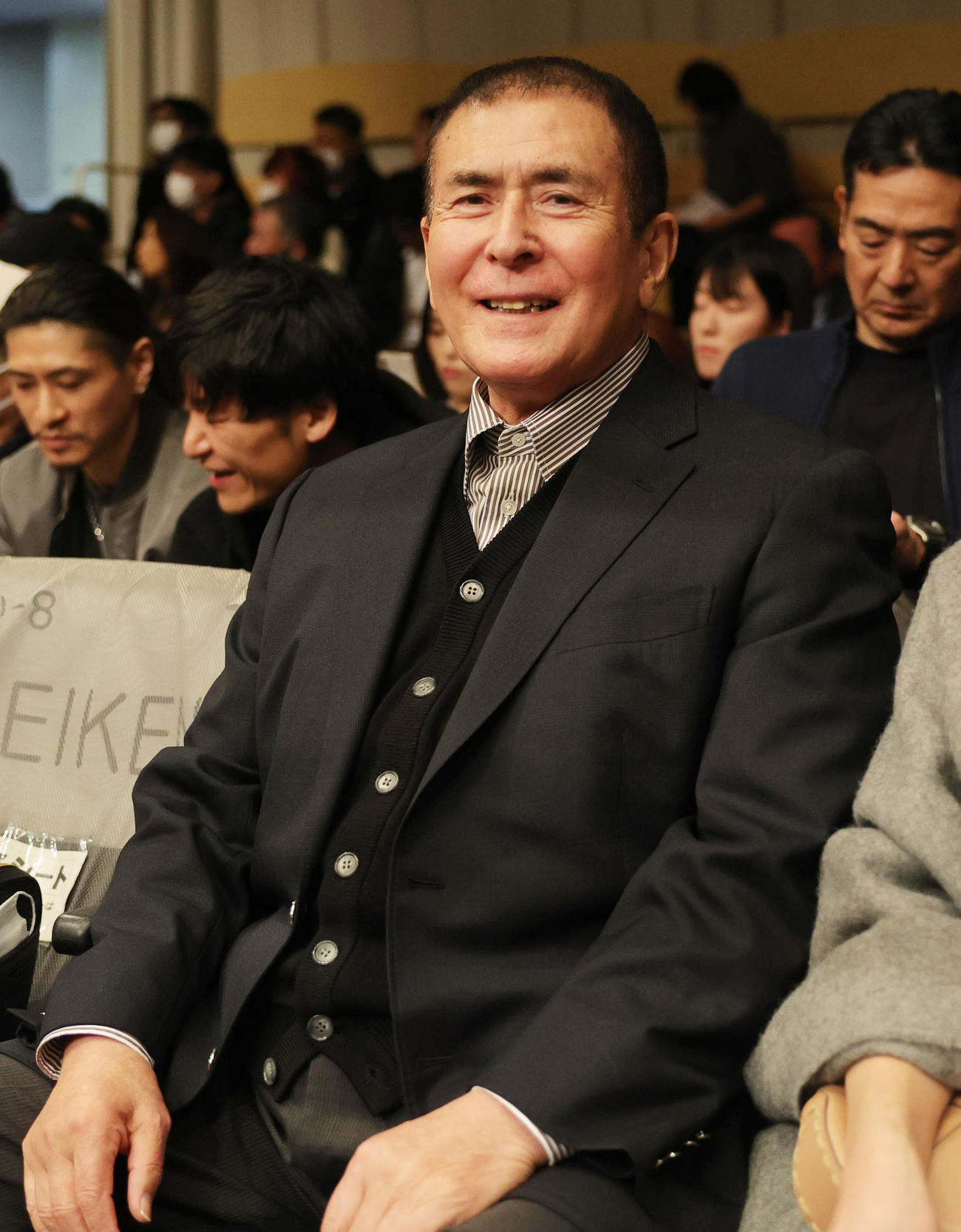 観戦する伊吹吾郎（撮影・野上伸悟）