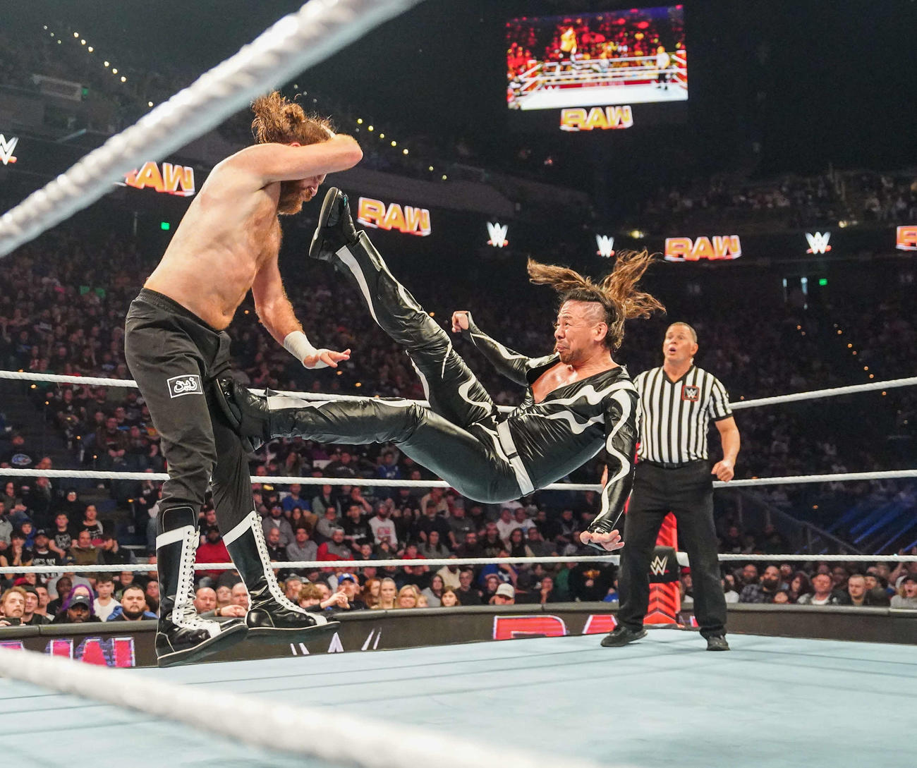 サミ・ゼイン（左）にキックを浴びせる中邑真輔（C）WWE