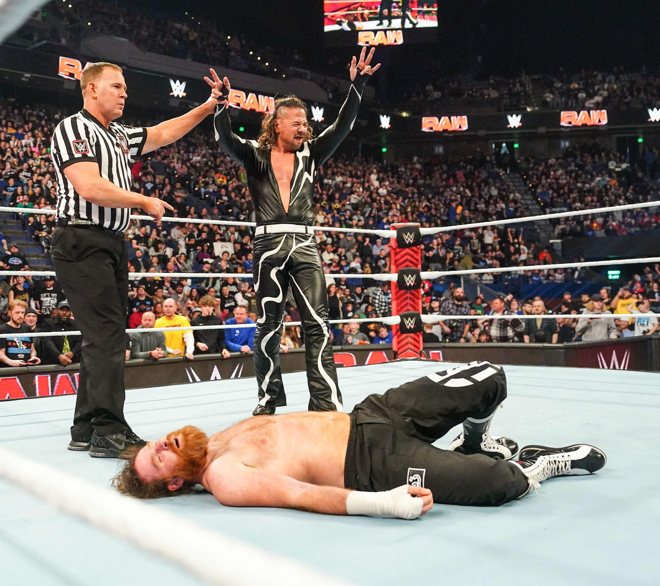 サミ・ゼイン（手前）とのシングルマッチを制し、勝ち名乗りを受けた中邑真輔（C）WWE