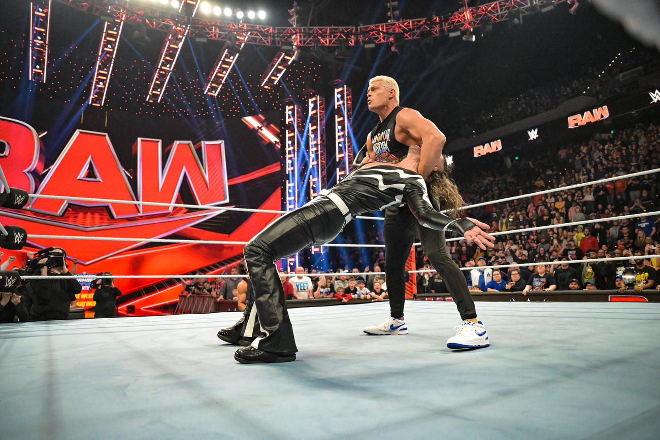 試合勝利後、コーディ・ローデス（右）のクロスローズを浴びる中邑真輔（C）WWE