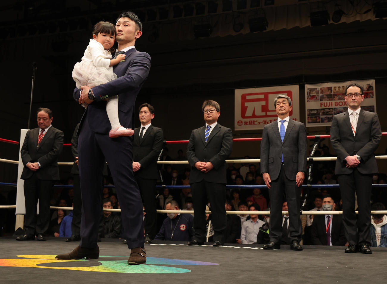 長女俊佳ちゃんを抱き引退の10カウントを聞く元OPBF東洋太平洋＆日本スーパーライト級、WBOアジアパシフィック＆日本ウェルター級王者の小原佳太（撮影・野上伸悟）