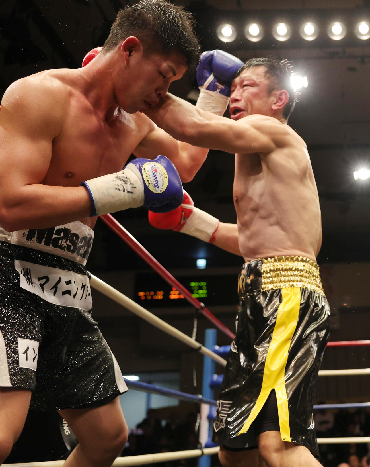 4回、小林（左）と打ちあう出田（撮影・野上伸悟）