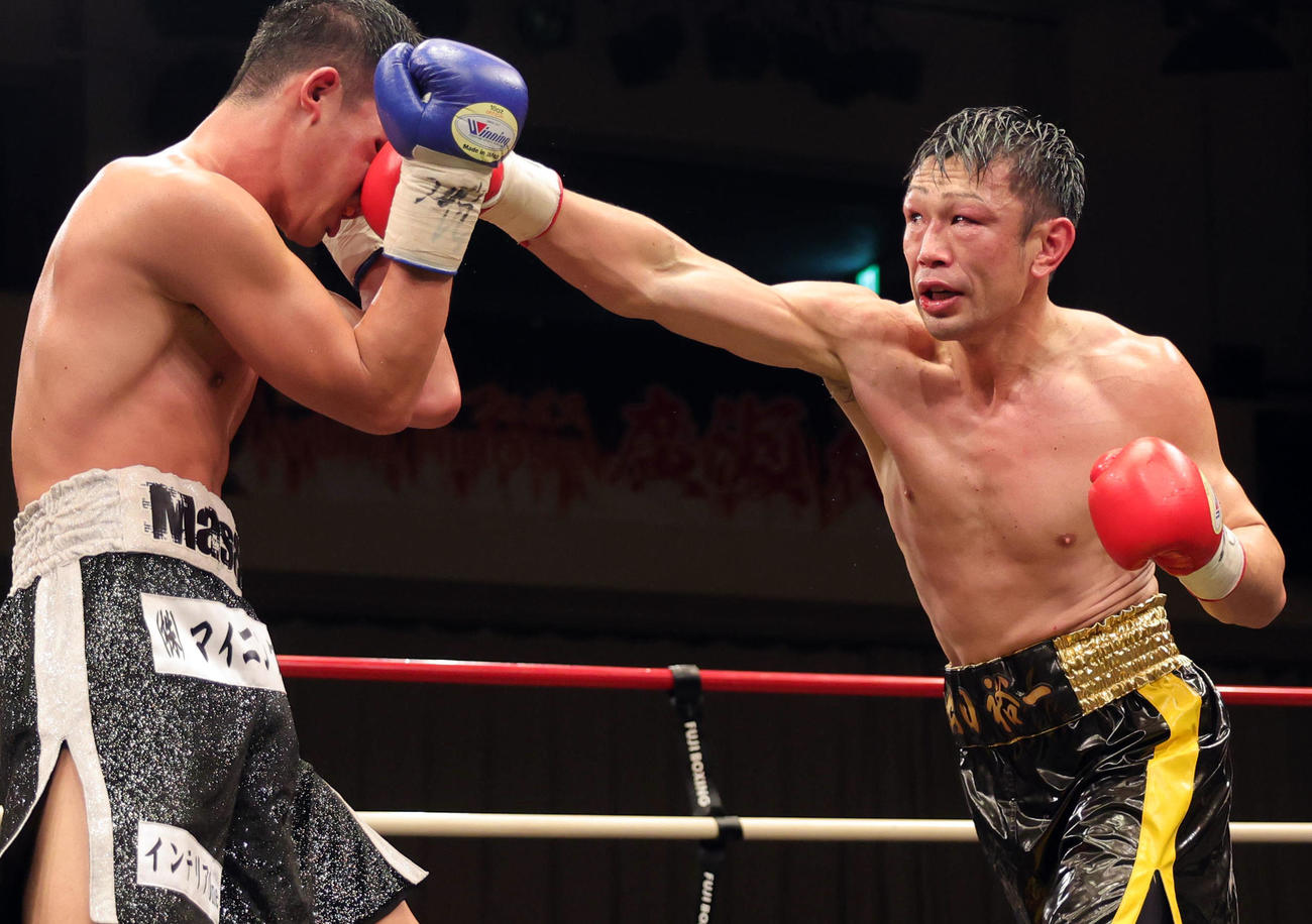 7回、小林（左）にパンチを見舞う出田（撮影・野上伸悟）