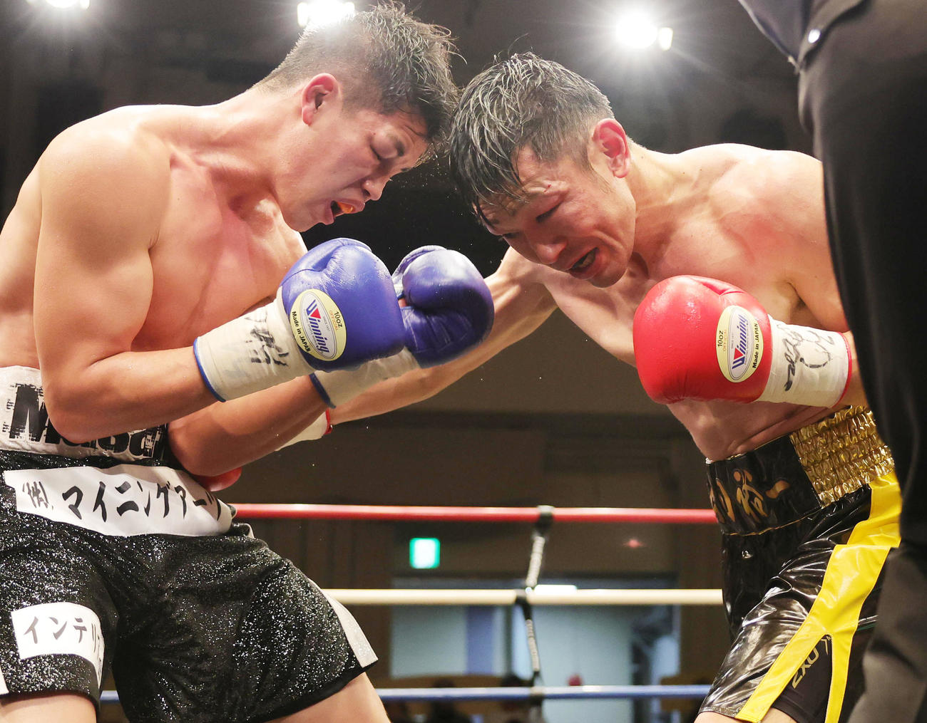 4回、小林（左）と打ちあう出田（撮影・野上伸悟）