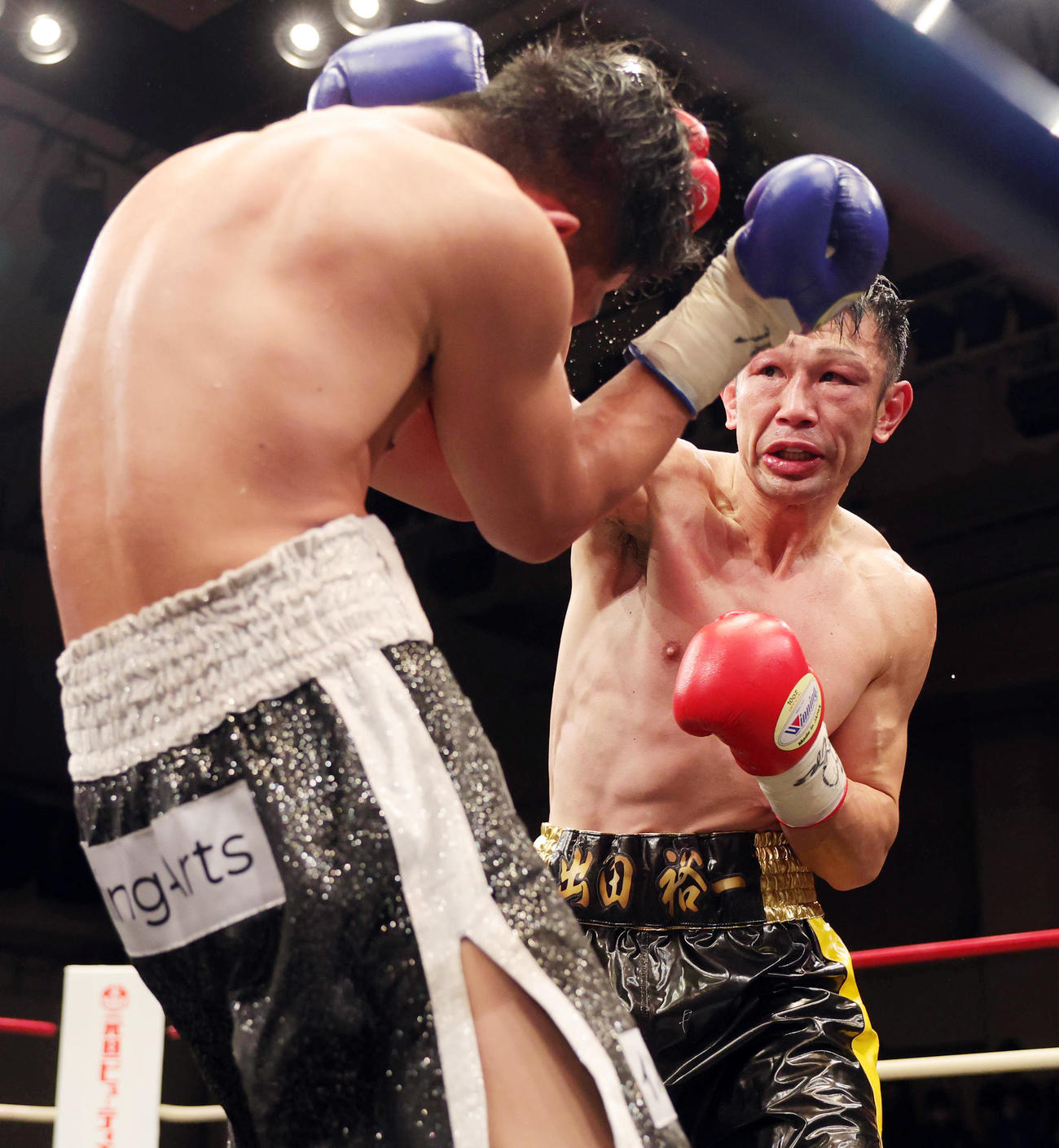 6回、小林（左）と打ちあう出田（撮影・野上伸悟）
