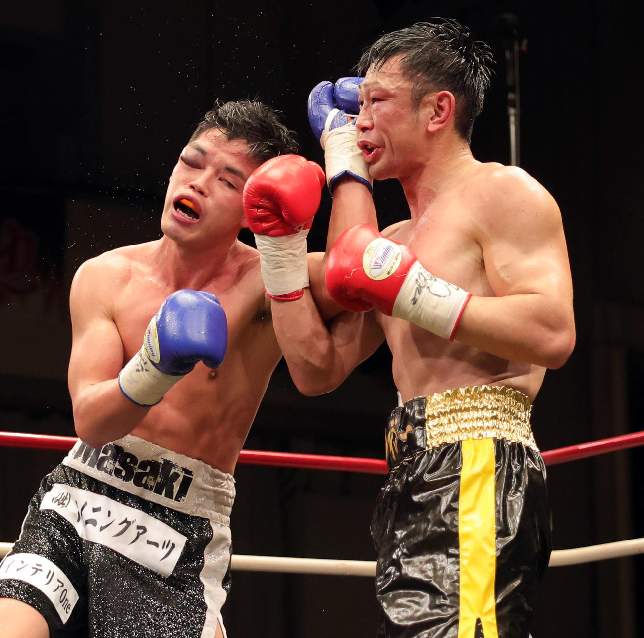 6回、小林（左）と打ちあう出田（撮影・野上伸悟）