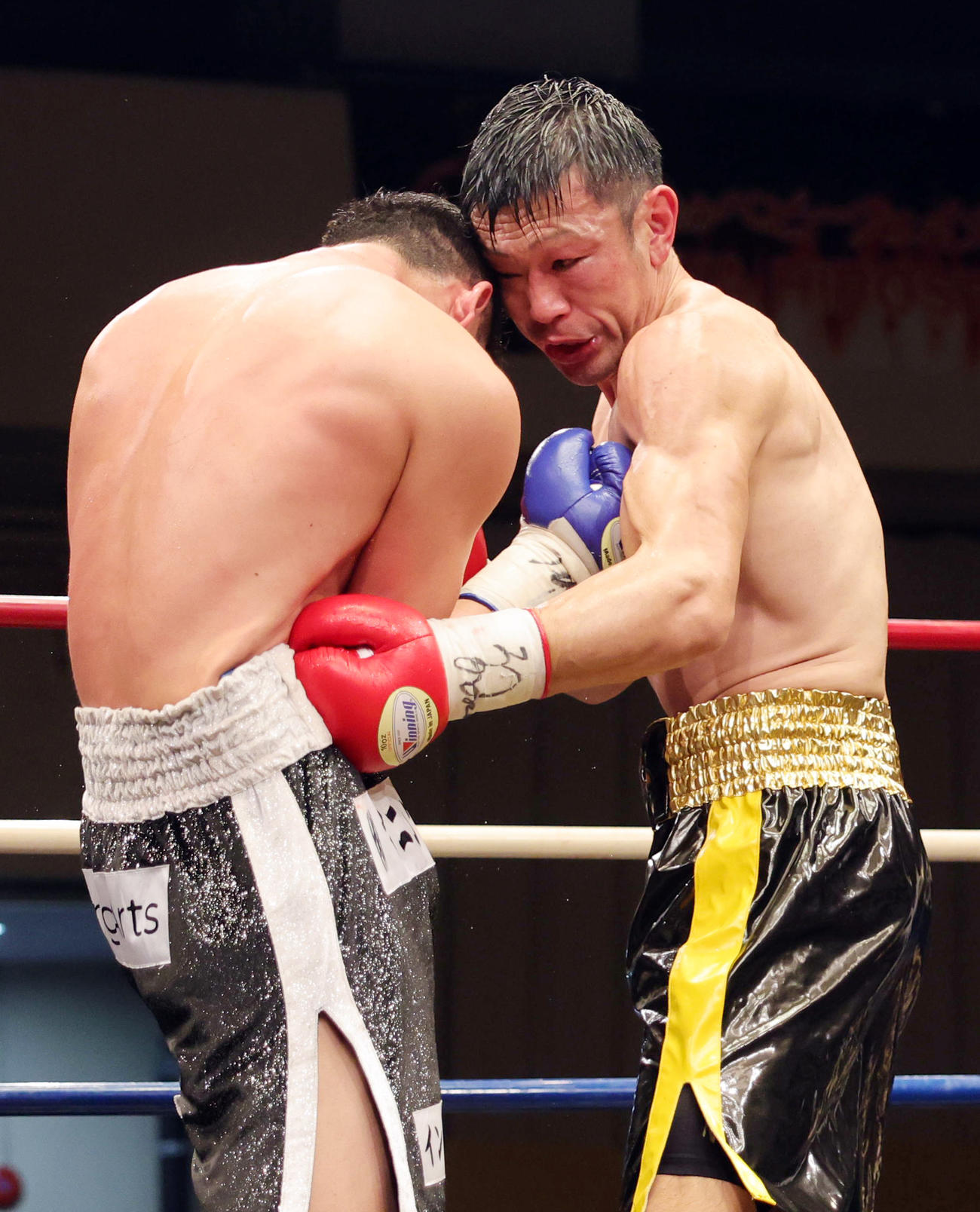 5回、小林（左）と打ちあう出田（撮影・野上伸悟）