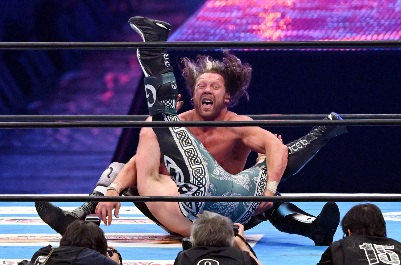 23年1月、IWGP USヘビー級選手権でケニー・オメガ（上）はウィル・オスプレイを片翼の天使で葬る