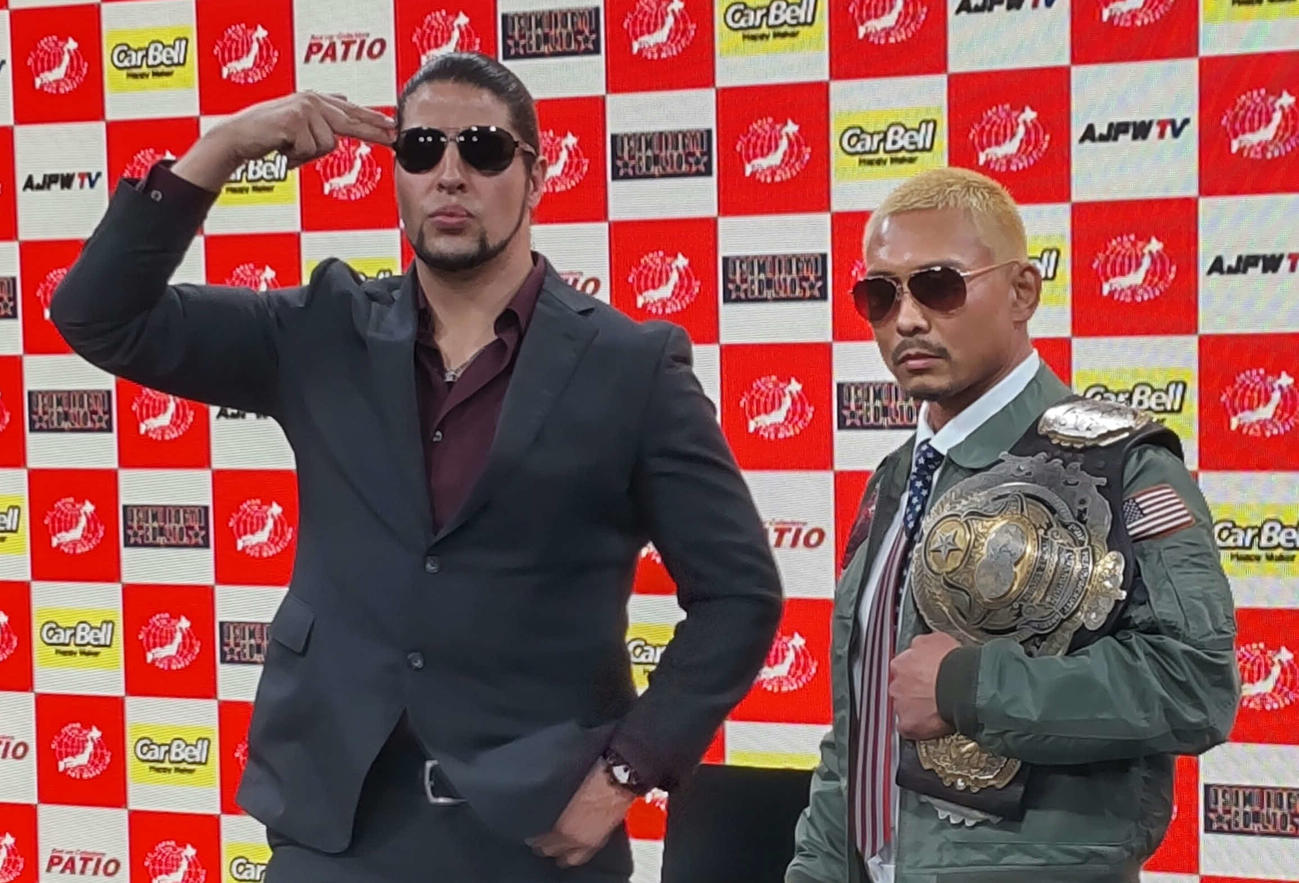 弟レイの代わりに3冠王座に挑戦する斉藤ジュン（左）と王者・中嶋勝彦