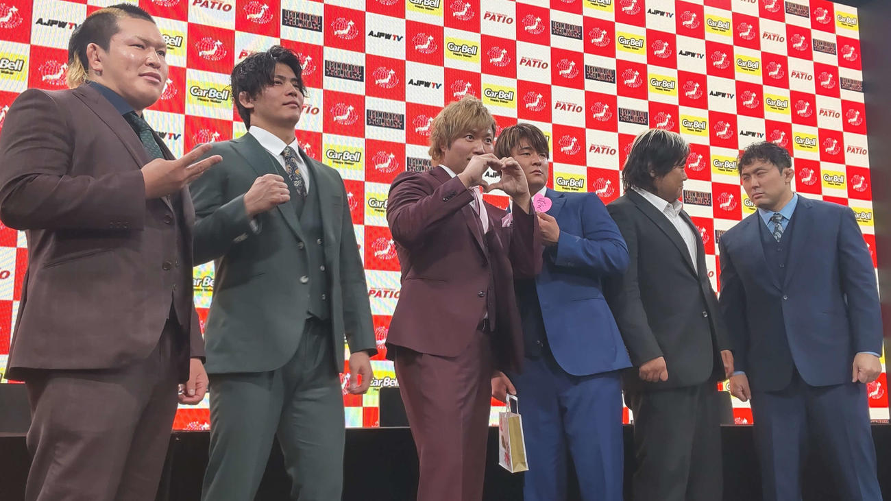 世界タッグ王座を目指す（左から）本田、安斉、宮原、青柳、諏訪魔、鈴木