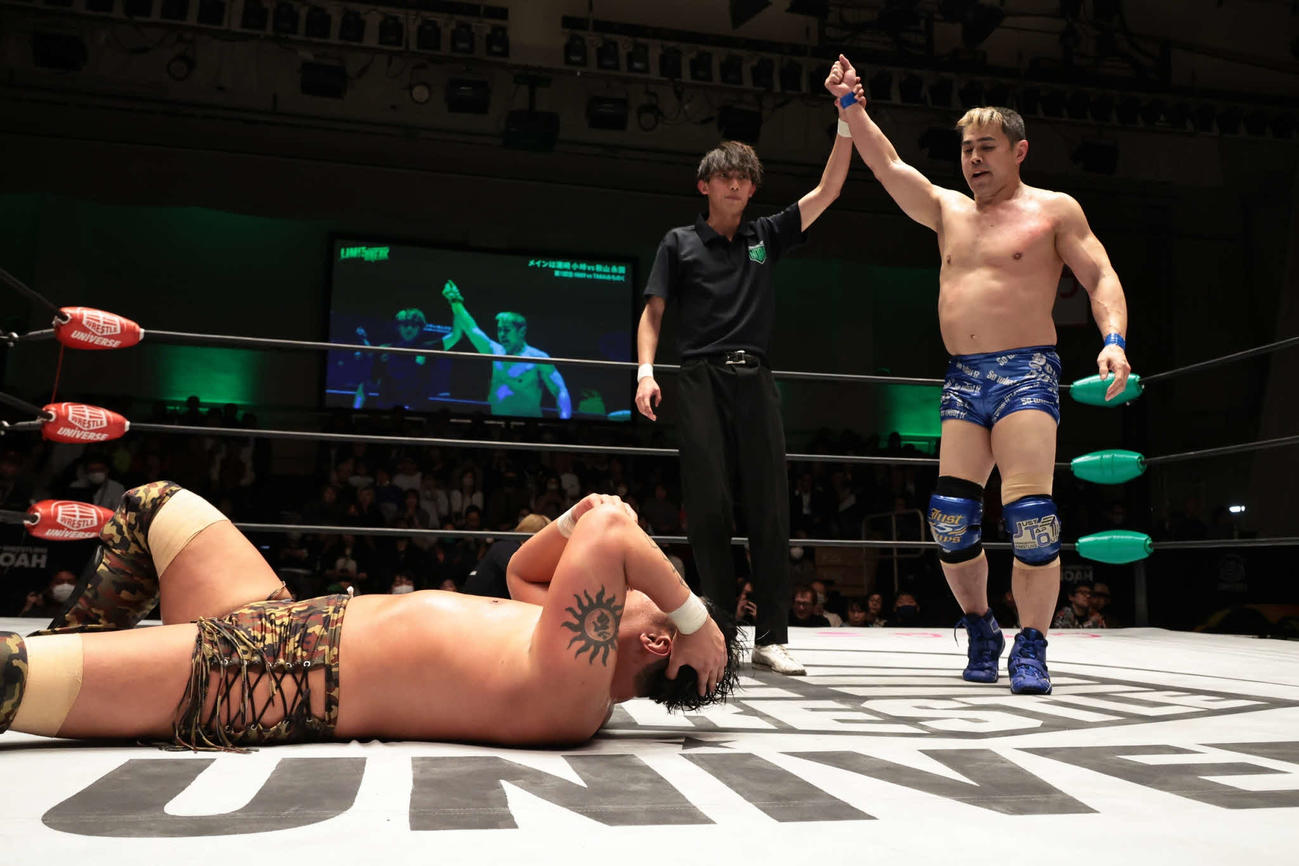 弟子のHi69（左）に貫禄勝ちしたTAKAみちのく（写真提供プロレスリング・ノア）