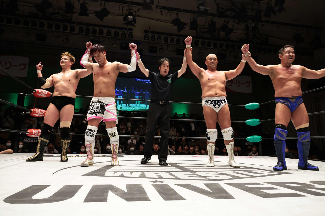 時間切れドローに終わった（左から）潮崎＆小峠組と秋山＆永田組（写真提供プロレスリング・ノア）