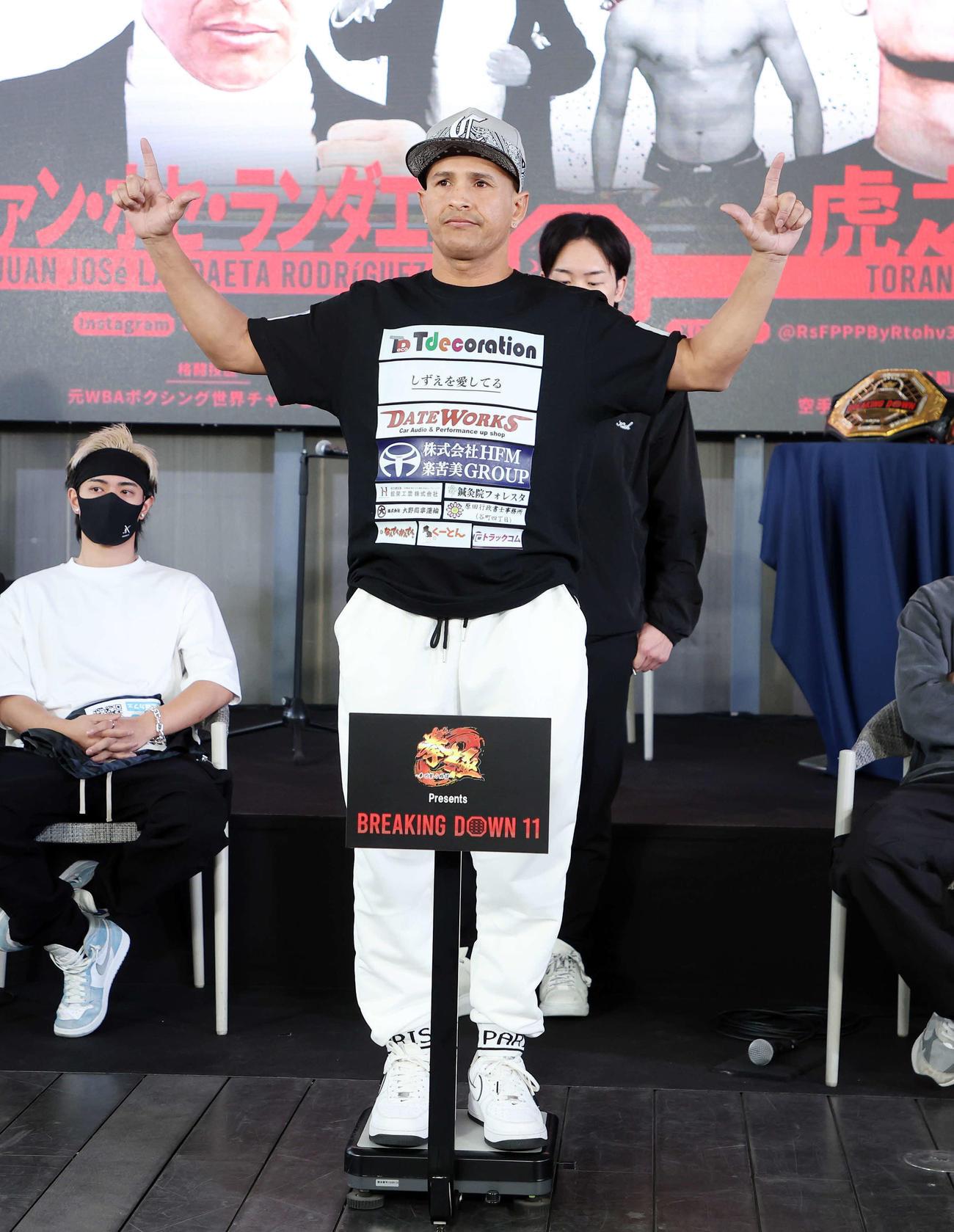 公開計量に臨むランダエタ（撮影・鈴木正人）