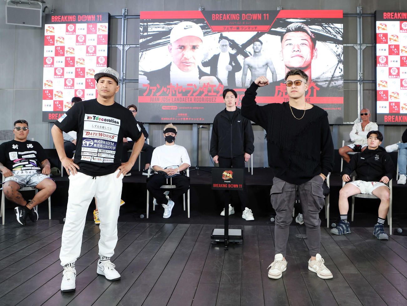 公開計量後、ファイティングポーズするランダエタ（左）と虎之介（撮影・鈴木正人）