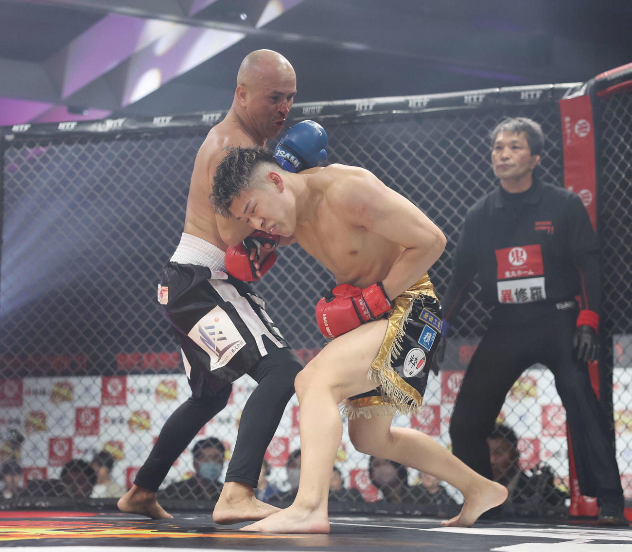 やり合うファン・ホセ・ランダエタ（左）と虎之介（撮影・宮地輝）