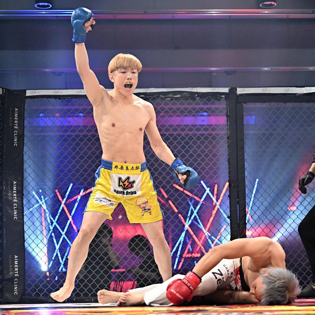 井原良太郎（左）はダンチメン・あつきにKO勝ちする（撮影・滝沢徹郎）