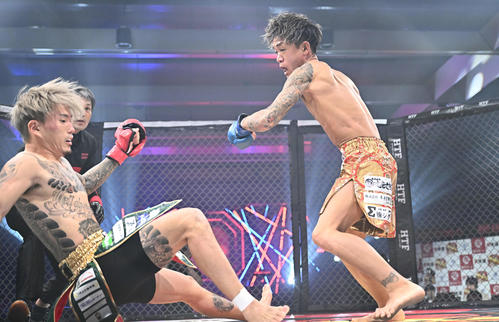 きょうすけ（右）はシェンロンにKO勝ちする（撮影・滝沢徹郎）
