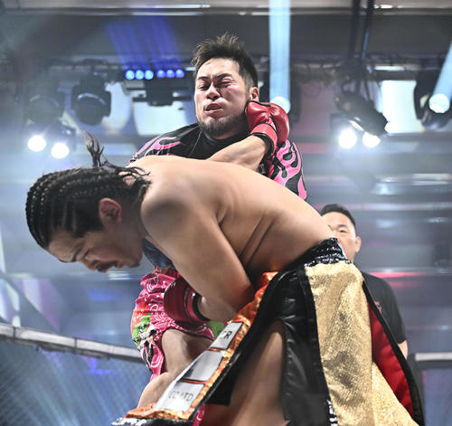 ヒロ三河（後方）はてるに膝蹴りを見舞う（撮影・滝沢徹郎）